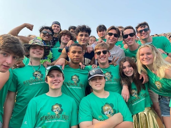 a crowd of students at a notre dame football game.